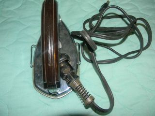 KNAPP MONARCH GAD A BOUT 40/50s IRON VINTAGE WITH CORD. MADE IN USA 