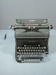 VINTAGE SUPER SPEED SMITH CORONA TYPEWRITER MADE IN USA TABLE OR DESK 