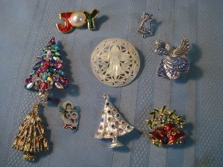 LOT OF 9 VINTAGE CHRISTMAS HOLIDAY PINS~TREES~BEL​LS~ANGEL~MONET