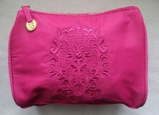 VICTORIAS SECRET MAKE UP/COSMETIC POUCH BAG IN PINK NEW