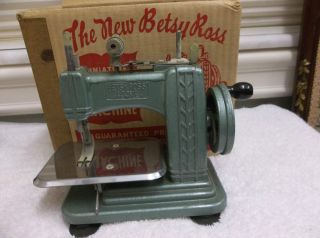 SEWING MACHINE MINIATURE HAND OPERATED BETSY ROSS ORG.BOX GIBRALTER 