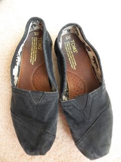 TOMS SHOES ~ BLACK CANVAS SLIP ONS ~ SIZE W9 *FREE SHIP* fits like 