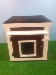 LARGE HEATED/INSULAT​ED, OUTDOOR CAT HOUSE with LARGE DOOR/ SHELTER 