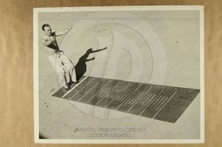 Photo MAN IN FRONT OF STANDING LONG JUMP MAT Track and