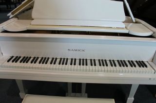 2005 Samick SG 150C Baby Grand Piano   Gloss White   KJKGG0163