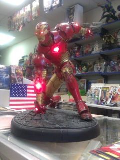 Sideshow Collectibles Marvel LIGHT UP CUSTOM IRON MAN COMIQUETTE 