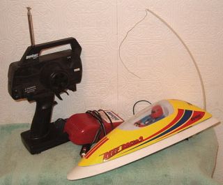   Reef Racer 2 RC Radio Control speed boat & charger & RC transmitter