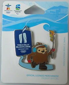 2010 Vancouver Olympic Quatchi Carrying Torch Relay Relais Flamme Pin