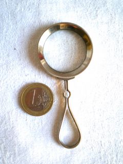 Petite loupe de poche ancienne à monture en métal chromé.