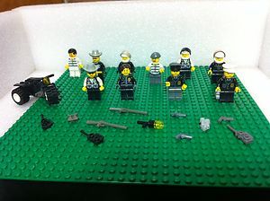 10 Lego City Minifigs Policemen Robber Motorcycle Tools Weapons Town 
