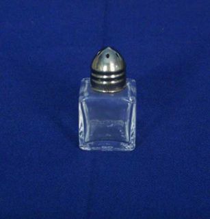 Salt and Pepper Clear Glass Silver Top Shaker Set LLA0001S