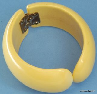 Vtg Chunky Domed Pale Yellow Bakelite Clamper Bracelet