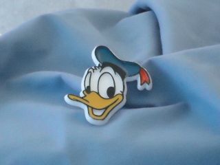 Classic Donald Duck Face Head Hard Plastic Pin Vtg Disney Productions
