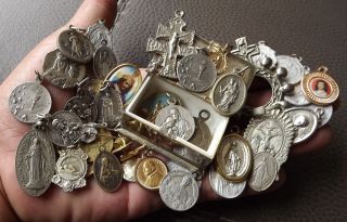  Lot 40 Catholic Religious Medals Box Rosary Finger Virgin Saint