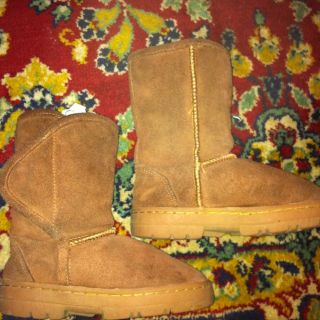 GIRL BOY UG STYLE BOOTS LOW HILL SOFT COMFY REAL SHEEPSKIN SIZE 12 13
