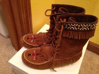 Minnetonka: Janice Front Lace Boot (Indian) (Brown) (Beaded) (Fringed)