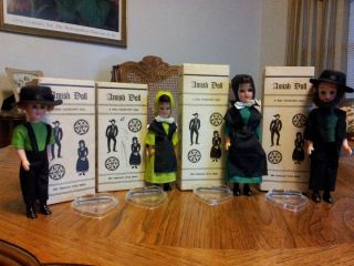  AMISH DOLL COLLECTION/THE GROEN FAMILY. JANET G. MAURER, DOLL ASSOC