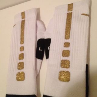 160896347_nike-elite-socks-l-8-12-glitter-gold-lebron-elite-saints.jpg