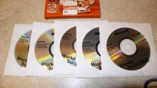 Microsoft Works Suite 2002 Word Encarda Streets Trips Money COA w Key