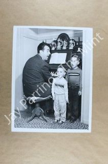 PK489 Photo TENNESSEE ERNIE FORD, BRIAN BUCK Singing with Sons 1958