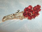 VINTAGE DM 97 SIGNED RED ROSE BOUQUET GOLDTONE BROOCH PIN IN GIFT BOX