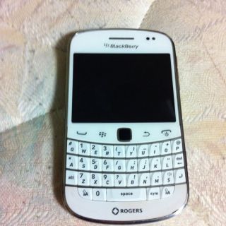 BlackBerry Bold 9900   8GB   White (Unlocked) Smartphone(PRICE REDUCED